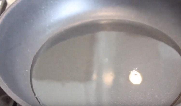 Heat the pan with vegetable oil.