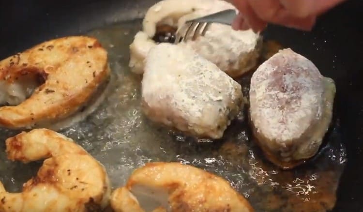 Turn the fish over and fry on the other side.