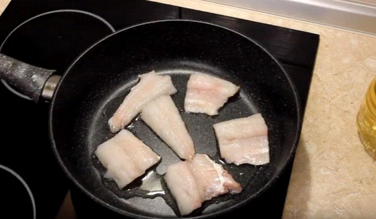 We spread the pieces of zander on the pan with the skin down.