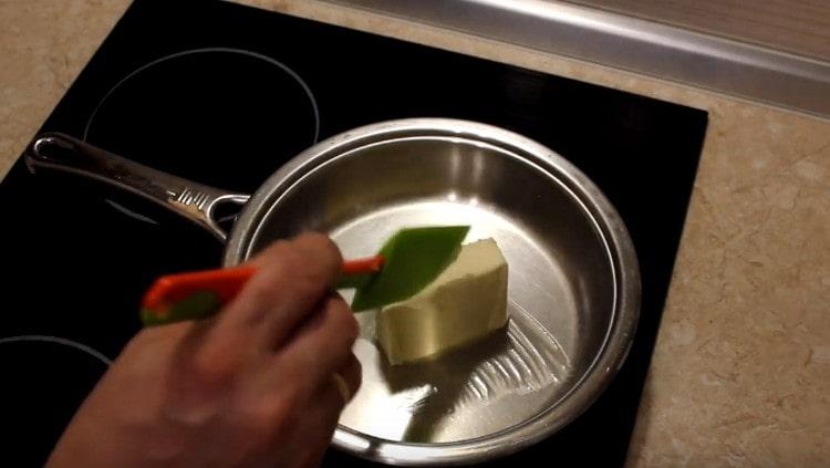 In a stewpan or pan, drown butter.