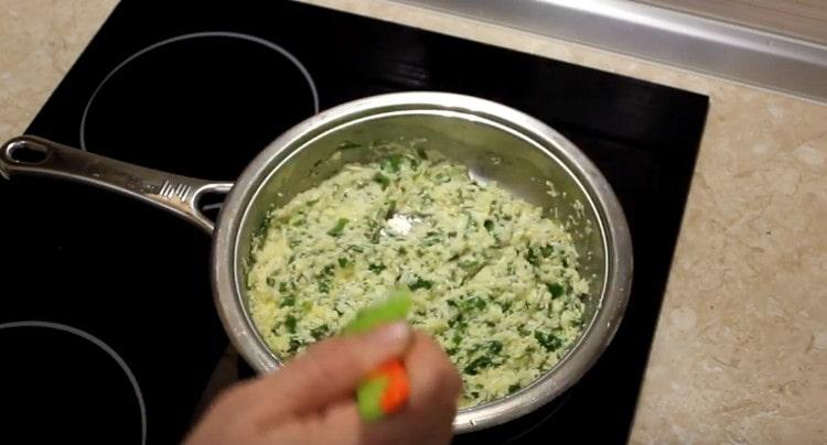 Mix the sauce and after 3 minutes remove from heat.