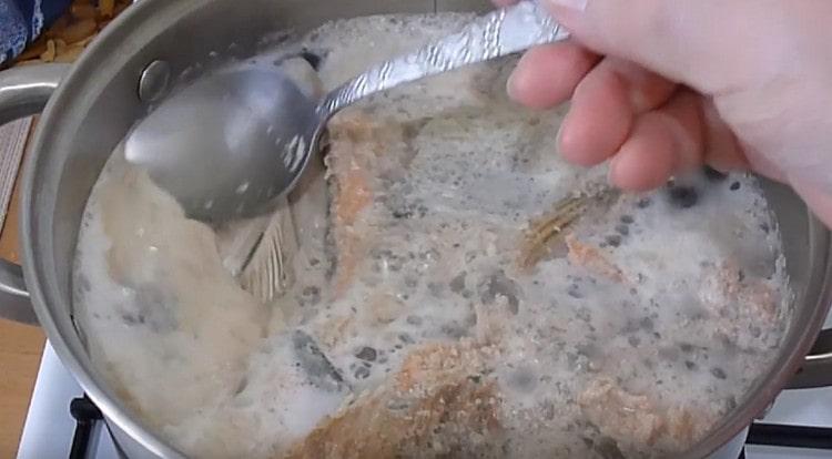 After boiling, be sure to remove the foam from the broth.