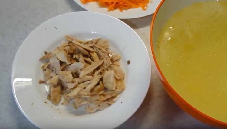 When the chicken is cooked, filter the broth, separate the meat from the bones.