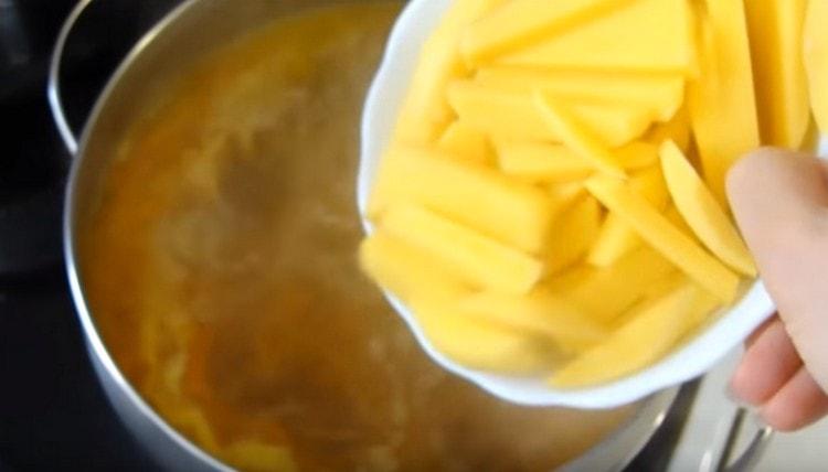 When the broth boils again, add frying and potatoes to it.