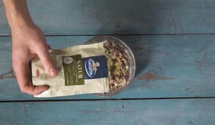 Season the mass with seasoning.