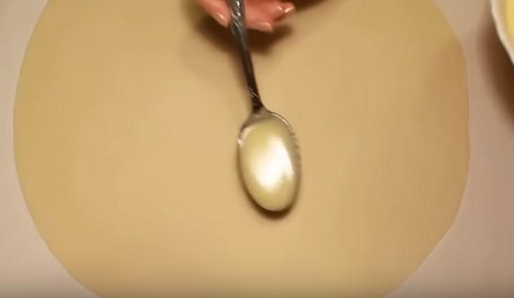 Lubricate one layer of dough with butter.