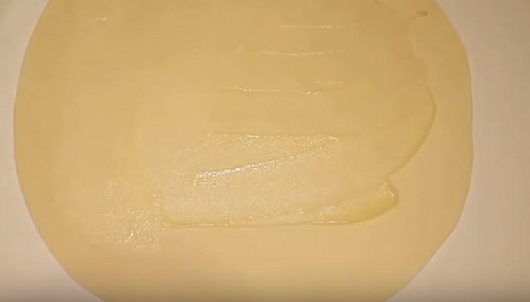 We spread the resulting layers of dough one on top of the other, each lubricated with oil.