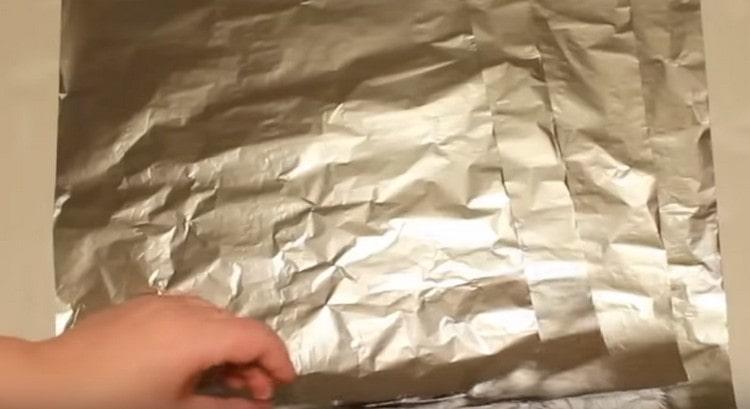 We will prepare sheets of foil, which, when baking samsa, need to cover the bottom of the oven.