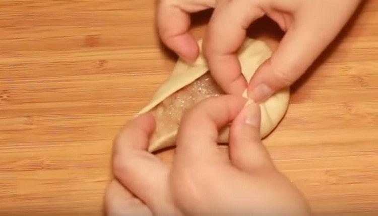 We collect the dough in the center with folds.