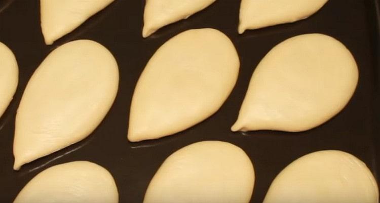 On the baking sheet samsa lay seam down.