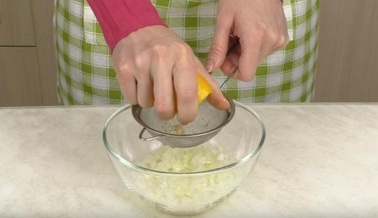 Squeeze lemon juice to the onion.