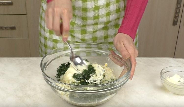 We fill the filling for tartlets with mayonnaise and mix.