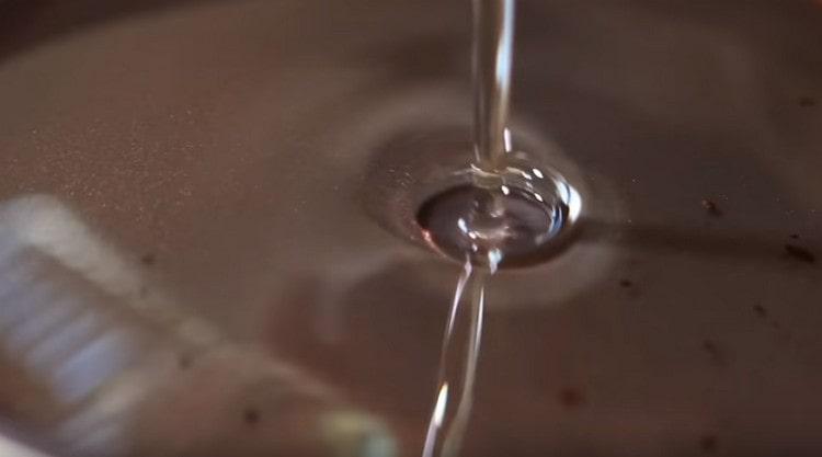 In a pan, heat the vegetable oil.