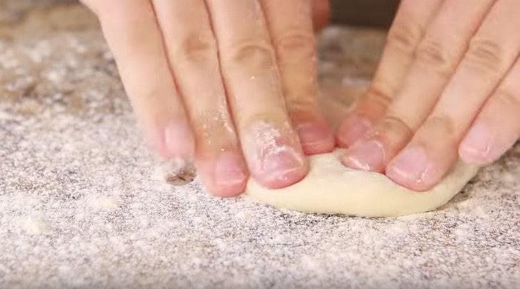 on a table sprinkled with flour, we form small cakes.