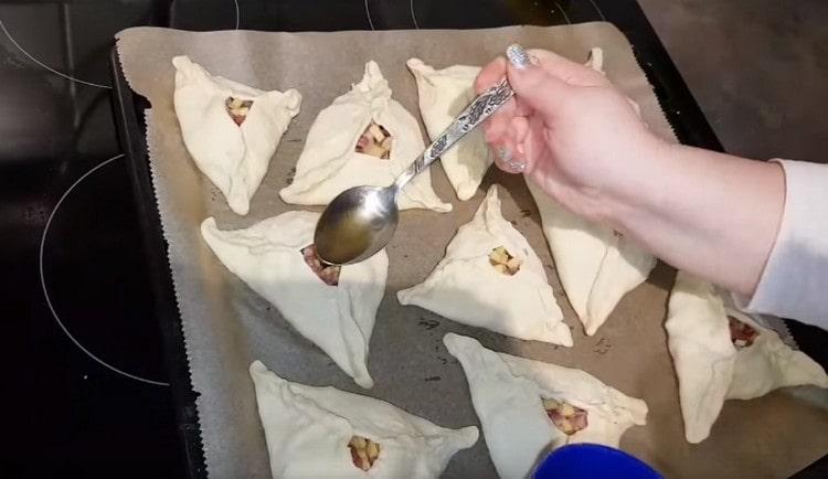 Pour the broth into the hole of each pie.