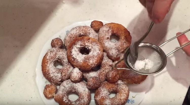 Cottage cheese donuts will be even tastier if sprinkled with powdered sugar.