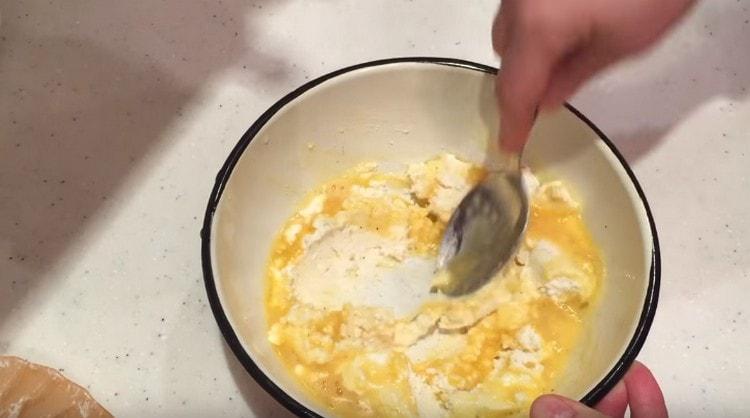 Then put the cottage cheese here and knead it.