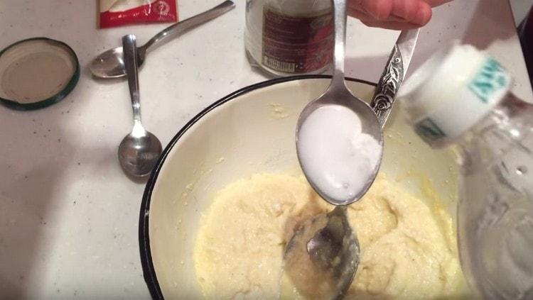 We extinguish vinegar with soda and add to the curd mass.