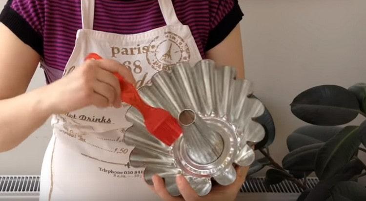 Lubricate the cake pan with vegetable oil.
