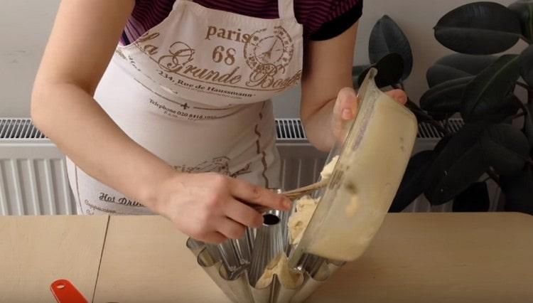 In a greased form, transfer the dough and send it to the oven.