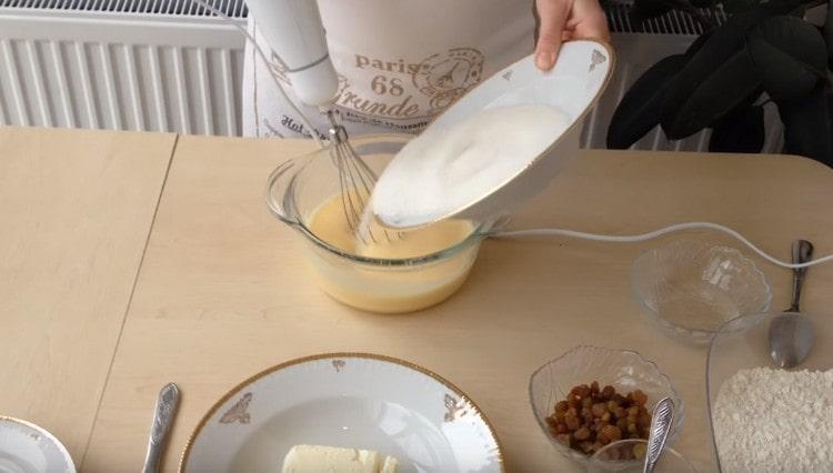 Add sugar to the eggs.