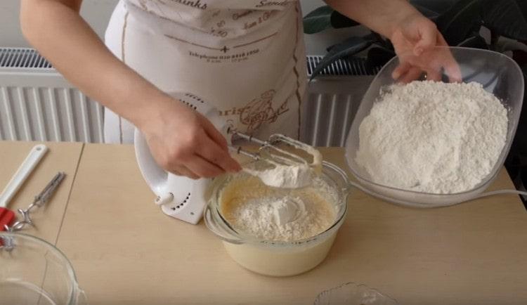 We introduce part of the flour into the dough.