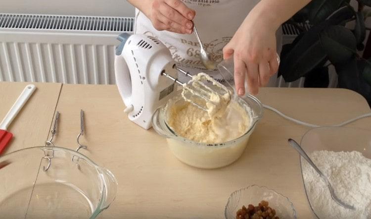 Add slaked soda to the dough.