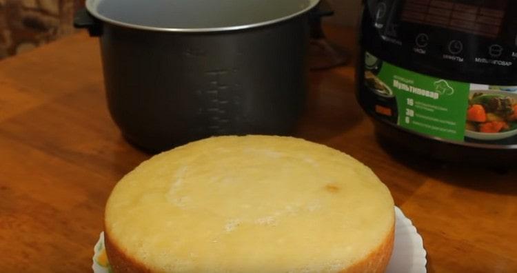 We turn the cupcake so that it is browned even from above.