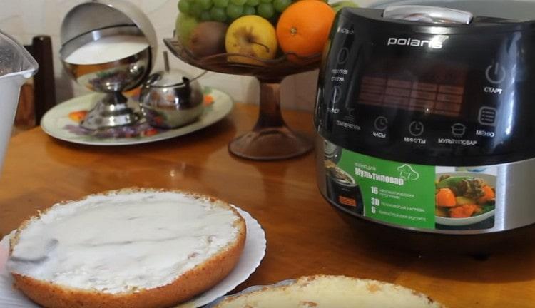 Lubricate both cakes with sour cream.