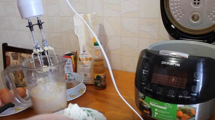 We introduce cottage cheese into the oil mass.