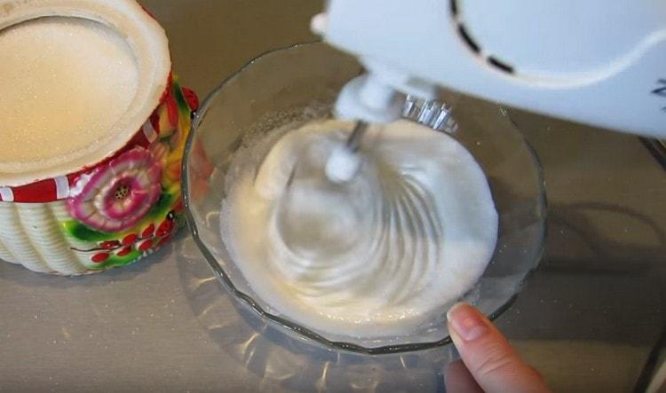 Beat the protein with sugar until a uniform white glaze is obtained.