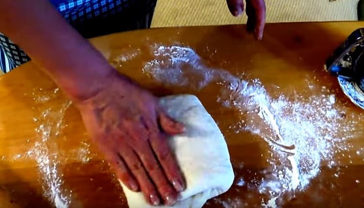 We add a layer of dough sprinkled with soda to the envelope.