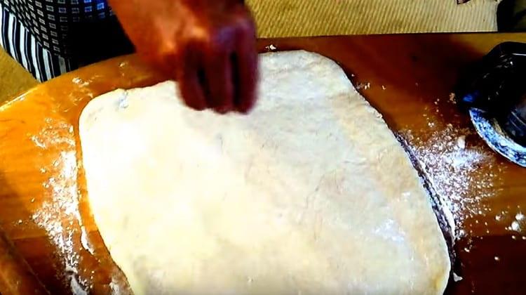 The procedure with rolling the dough and sprinkling soda is carried out two more times.