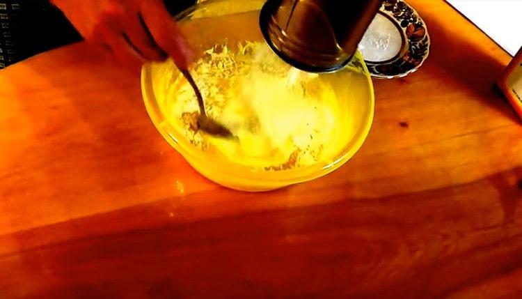 Sift flour into kefir.