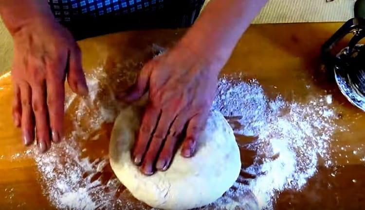 We collect almost finished dough in a lump, sprinkle it with flour.