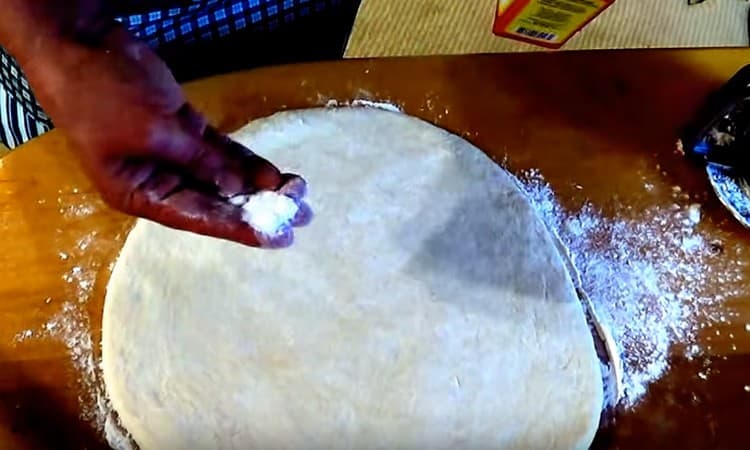 Sprinkle the resulting layer with soda.