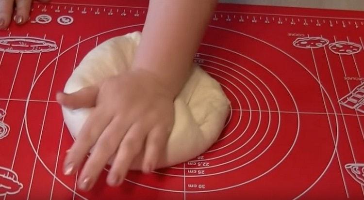 Now you need to knead yeast dough for whites.