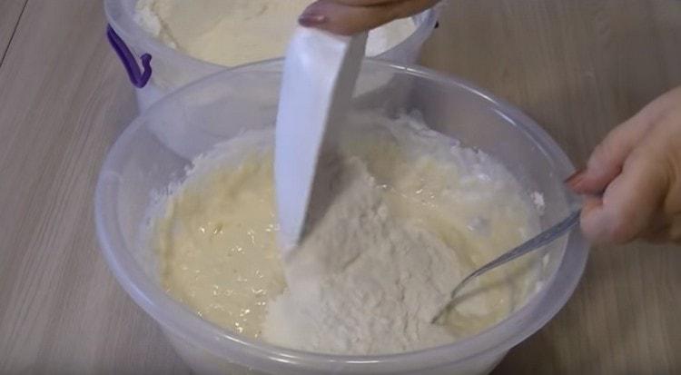 We start adding flour to the dough.
