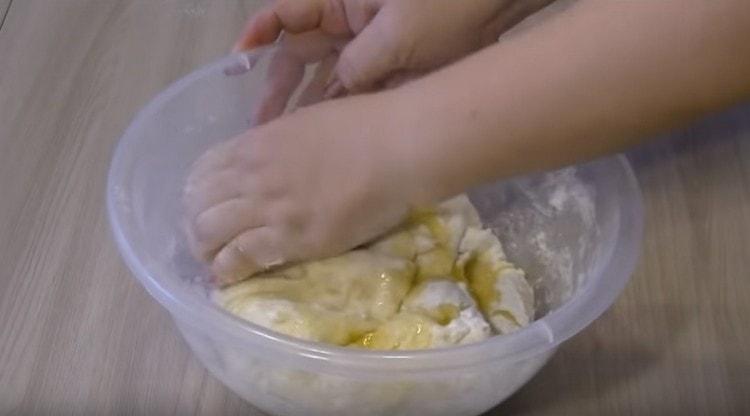 When the dough is gathered in a lump, we mix vegetable oil into it.