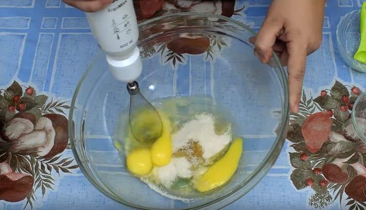 Combining the eggs with sugar and vanilla extract in a bowl, beat them with a whisk or a blender.