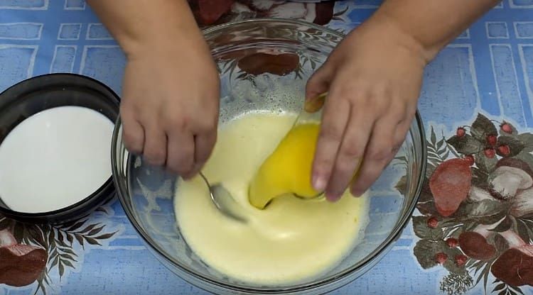 Into the egg mass we introduce pre-melted butter.