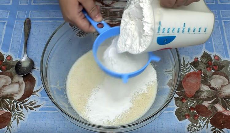 Sift flour through a sieve to the liquid components.