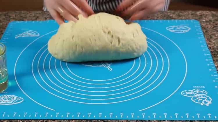 To make the dough for the cheesecakes, knead the dough