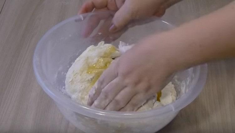 In almost finished dough, mix vegetable oil.