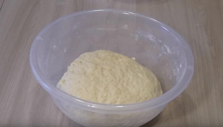 We leave the dough in a warm place so that it can rise.