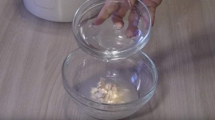 We add sugar and warm water to the yeast.