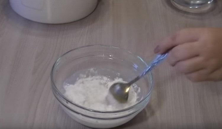 Add a little flour to the mass with yeast.