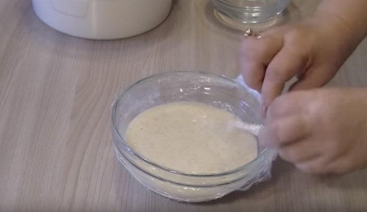 Having mixed the dough, we cover it with a film so that the yeast activates.