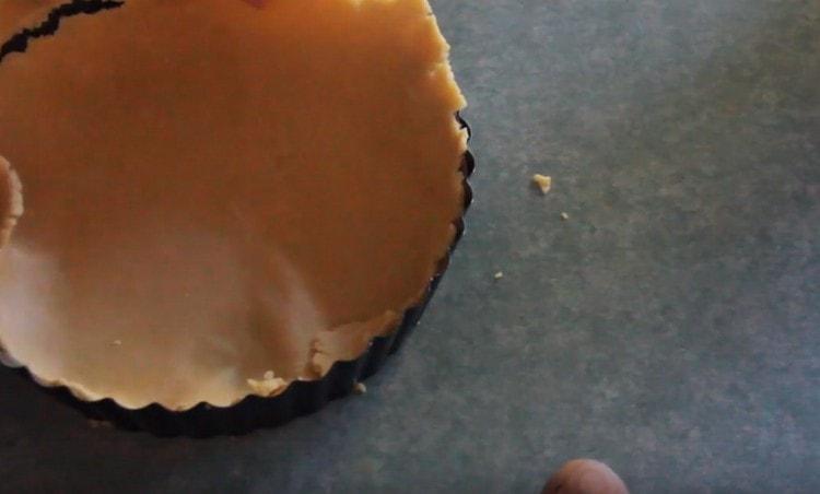 Directly on the parchment we lay the dough form.