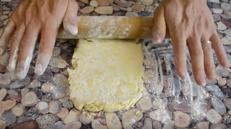 We take the dough out of the refrigerator and roll it out.